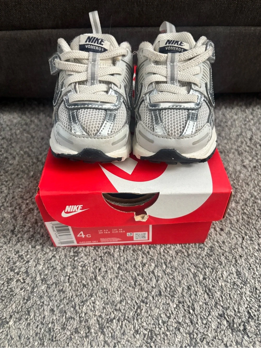 Nike Vomero 5 toddler Silver Athletic Sneakers size 4